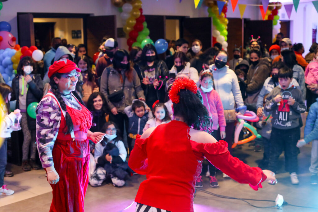 Las y los asistentes participaron masivamente de las diversas actividades que se desarrollaron en el festival circense al interior de las dependencias del Teatro Municipal de Chillán.