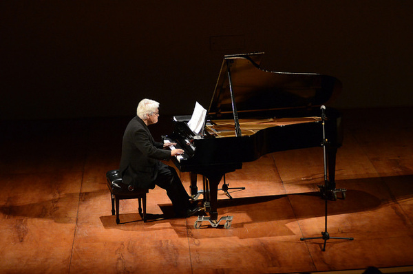 Pianista Roberto Bravo brindará concierto a beneficio en el Teatro Municipal