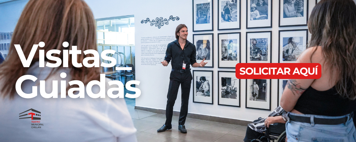 Guía contando anécdotas